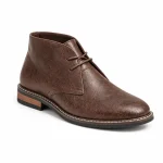 bottines homme marron a lacets et texture craquelee vue de trois quarts sur fond blanc 45426
