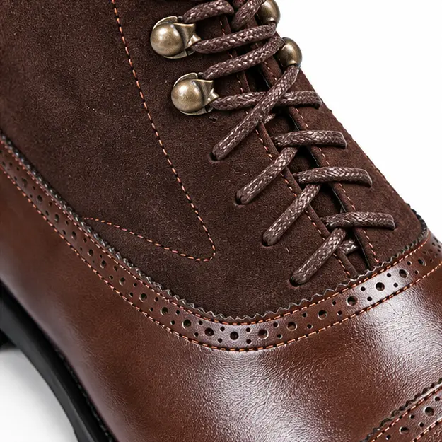 bottines homme marron a lacets et tige contrastee detail du lacage et de la tige contrastee 45424