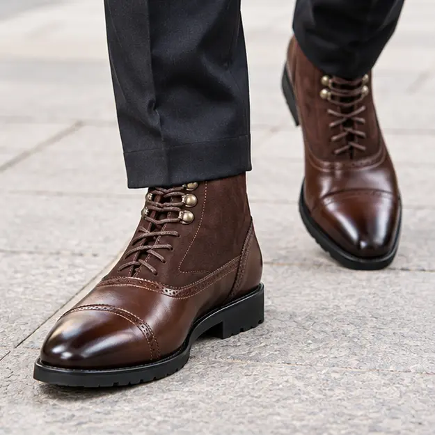bottines homme marron a lacets et tige contrastee portees en marchant avec un pantalon sombre 45424