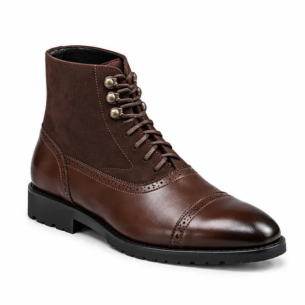 bottines homme marron a lacets et tige contrastee vue de trois quarts sur fond blanc 45424