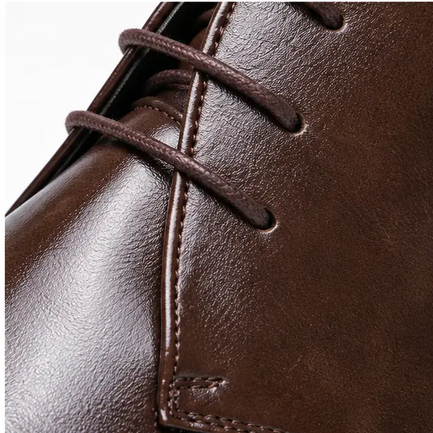 bottines homme marron a lacets et tige unie detail des lacets et des coutures 45311