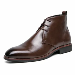 bottines homme marron a lacets et tige unie vue de trois quarts sur fond blanc 45311