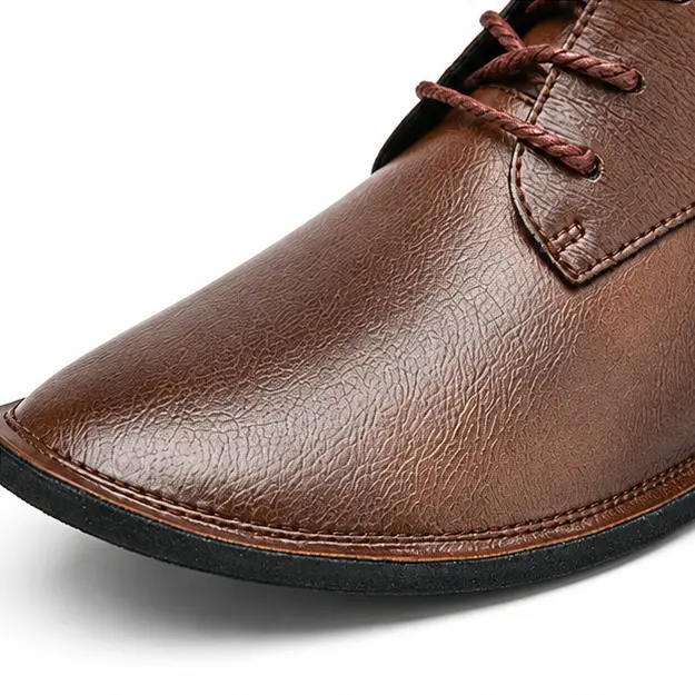 bottines homme marron a lacets minimalistes detail de la texture et de la semelle fine 45440
