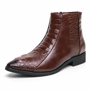 bottines homme marron a relief facon crocodile vue de trois quarts sur fond blanc 45334
