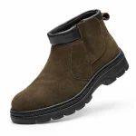 bottines homme marron a scratch et semelle crantee vue de trois quarts sur fond blanc 45317