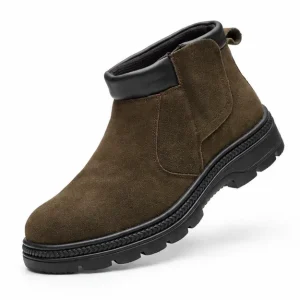 bottines homme marron a scratch et semelle crantee vue de trois quarts sur fond blanc 45317
