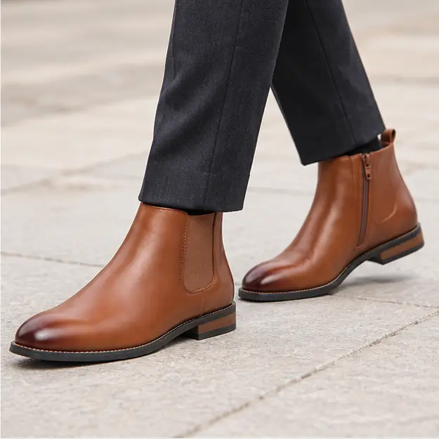 bottines homme marron a zip et bout effile portees en marchant avec un pantalon sombre 45402