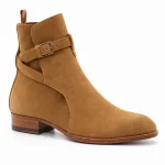 bottines homme marron clair a bride croisee vue de trois quarts sur fond blanc 45296