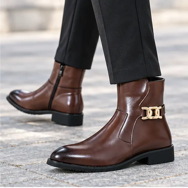 bottines homme marron effet verni a bride portees en marchant avec un pantalon sombre 45288