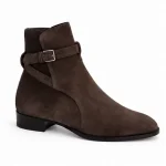 bottines homme marron fonce a bride croisee vue de trois quarts sur fond blanc 45295