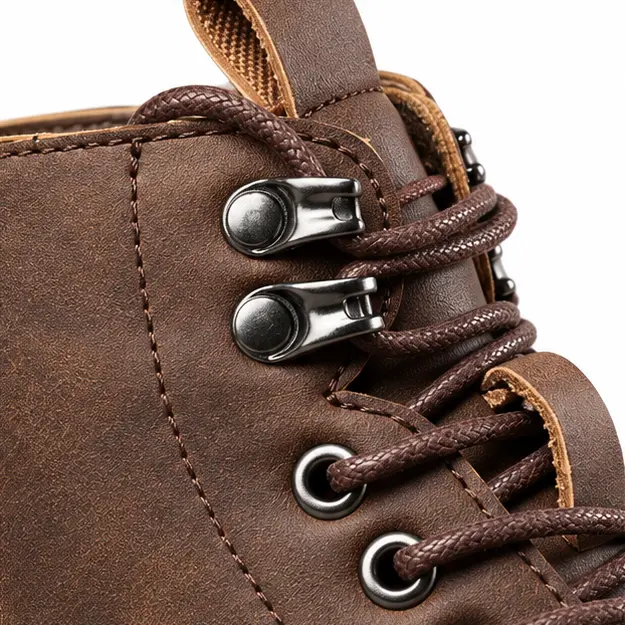 bottines homme marron fonce a lacets et bout rapporte detail des lacets et des crochets 45418