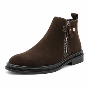 bottines homme marron fonce a zip et patte pression vue de trois quarts sur fond blanc 45423