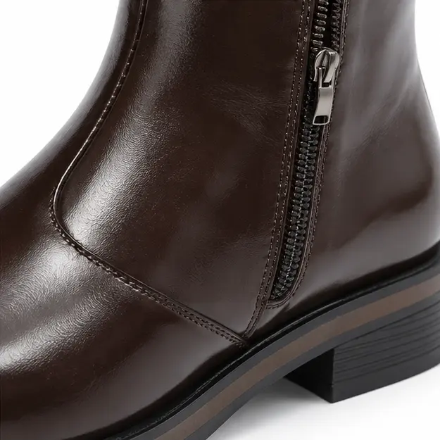 bottines homme marron fonce a zip et tige haute detail du zip et de la finition lisse 45429