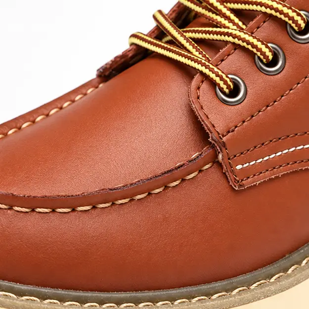 bottines homme marron fourrees a lacets detail des lacets et des coutures du bout 45450