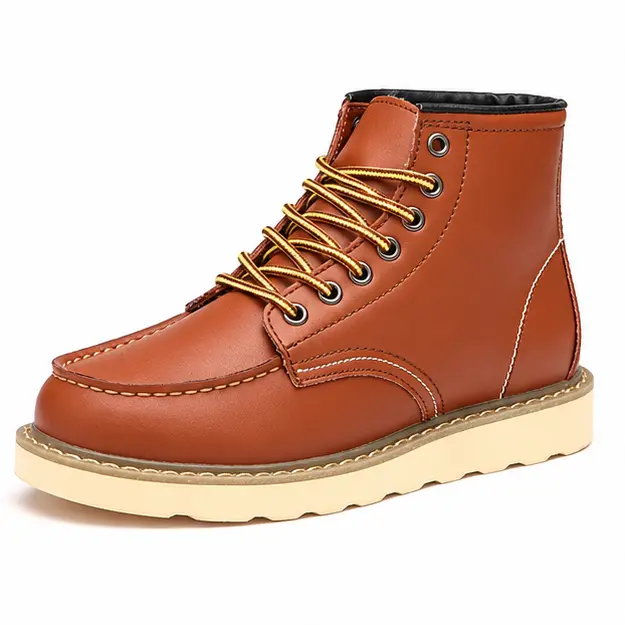 bottines homme marron fourrees a lacets vue de trois quarts sur fond blanc 45450