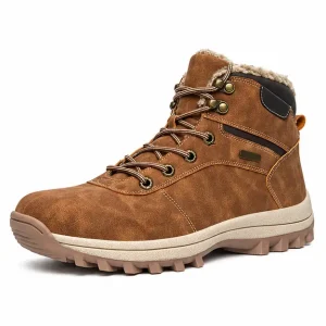 bottines homme marron fourrees a semelle crantee vue de trois quarts sur fond blanc 45452