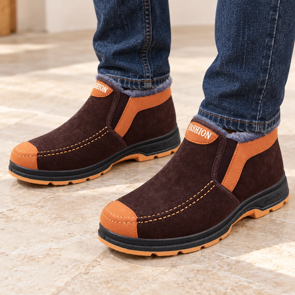 bottines homme marron fourrees style mocassin portees par un homme