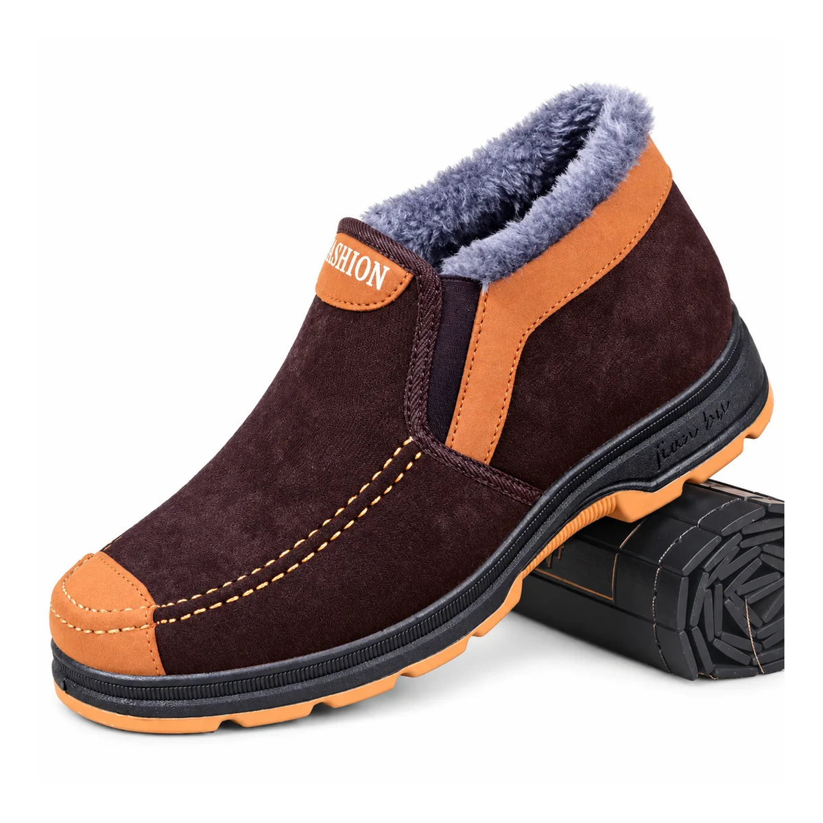 bottines homme marron fourrees style mocassin sur fond blanc