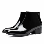 bottines homme noires brillantes a talon carre vue de trois quarts sur fond blanc 45412