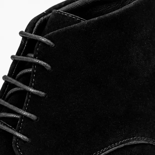 bottines homme noires de ville a lacets detail des lacets et de la texture suedee 45446