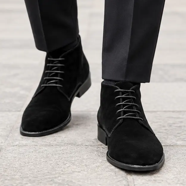 bottines homme noires de ville a lacets portees en marchant avec un pantalon sombre 45446