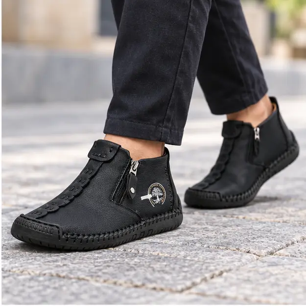 bottines homme noires fourrees a zip style mocassin portees en marchant avec un pantalon sombre 45345