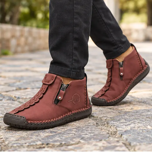 bottines homme rouges a zip style mocassin portees en marchant avec un pantalon sombre 45349