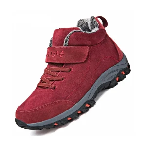bottines homme rouges fourrees a lacets et scratch sur fond blanc