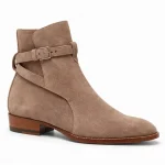 bottines homme taupe a bride croisee vue de trois quarts sur fond blanc 45293