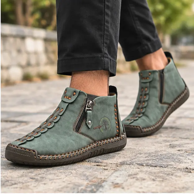 bottines homme vert fonce a zip style mocassin portees en marchant avec un pantalon sombre 45346