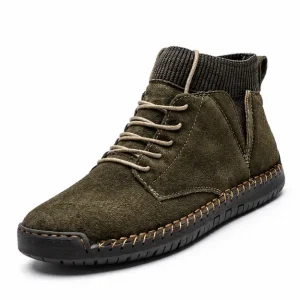 bottines homme vert militaire a lacets et col cotele vue de trois quarts sur fond blanc 45328