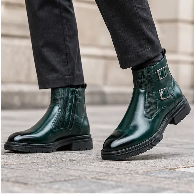 bottines homme vertes a double boucle portees en marchant avec un pantalon sombre 45289
