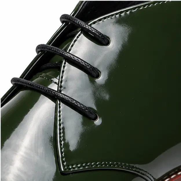 bottines homme vertes a lacets et tige unie detail des lacets et des coutures 45310