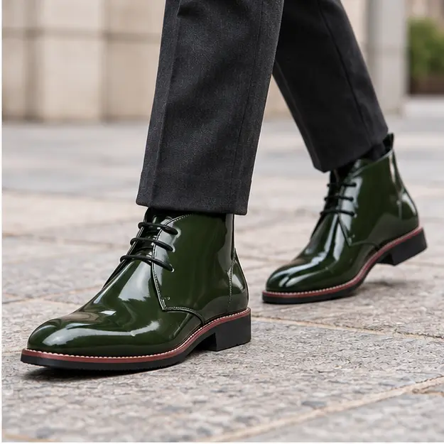 bottines homme vertes a lacets et tige unie portees en marchant avec un pantalon sombre 45310