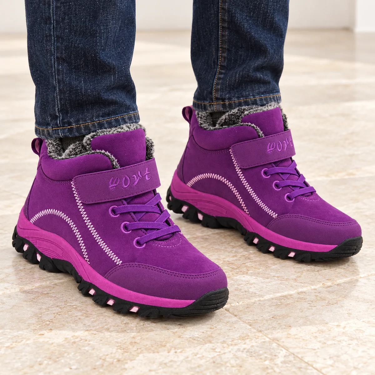 bottines homme violettes fourrees a lacets et scratch portees par un homme