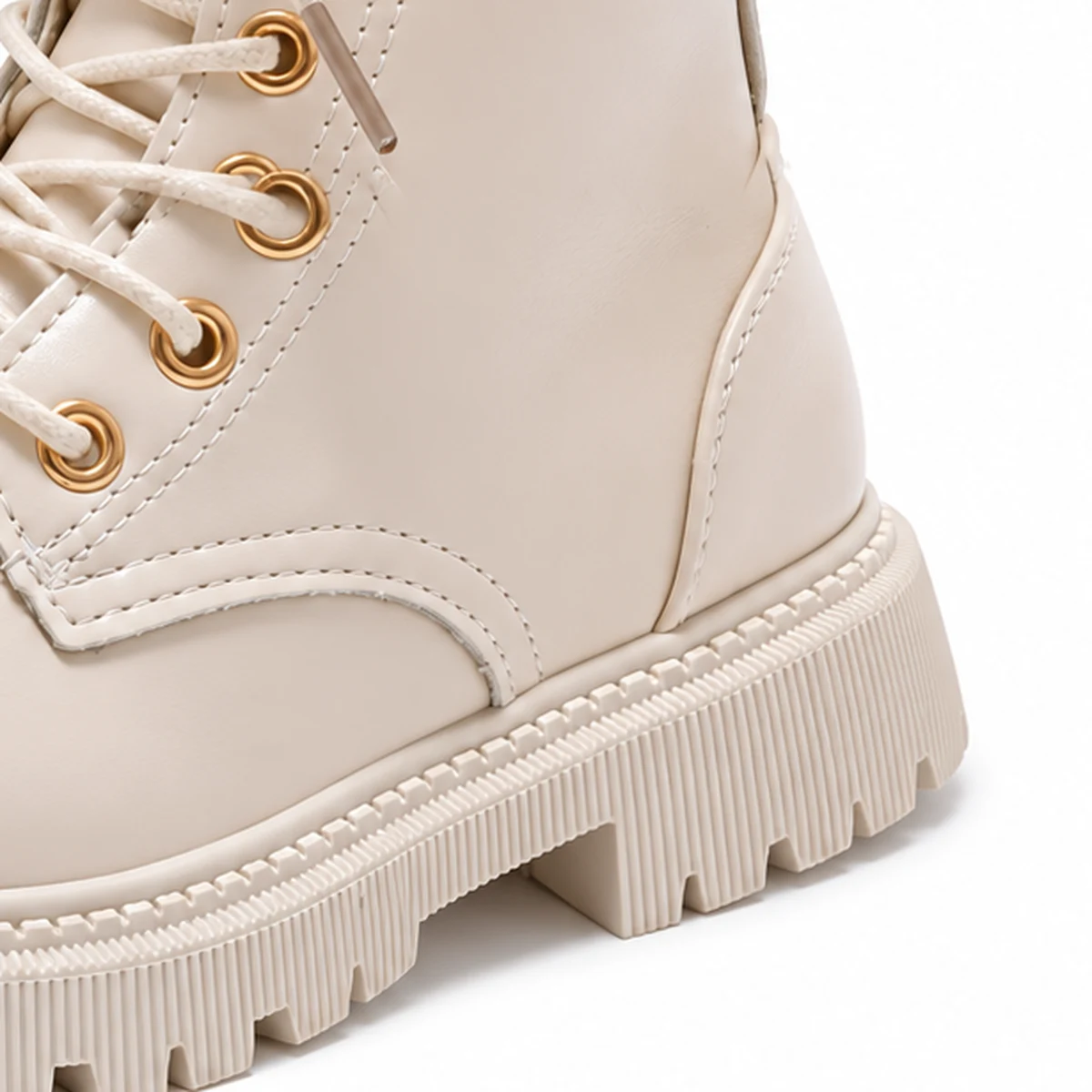 detail coutures laterales talon bottine fille beige