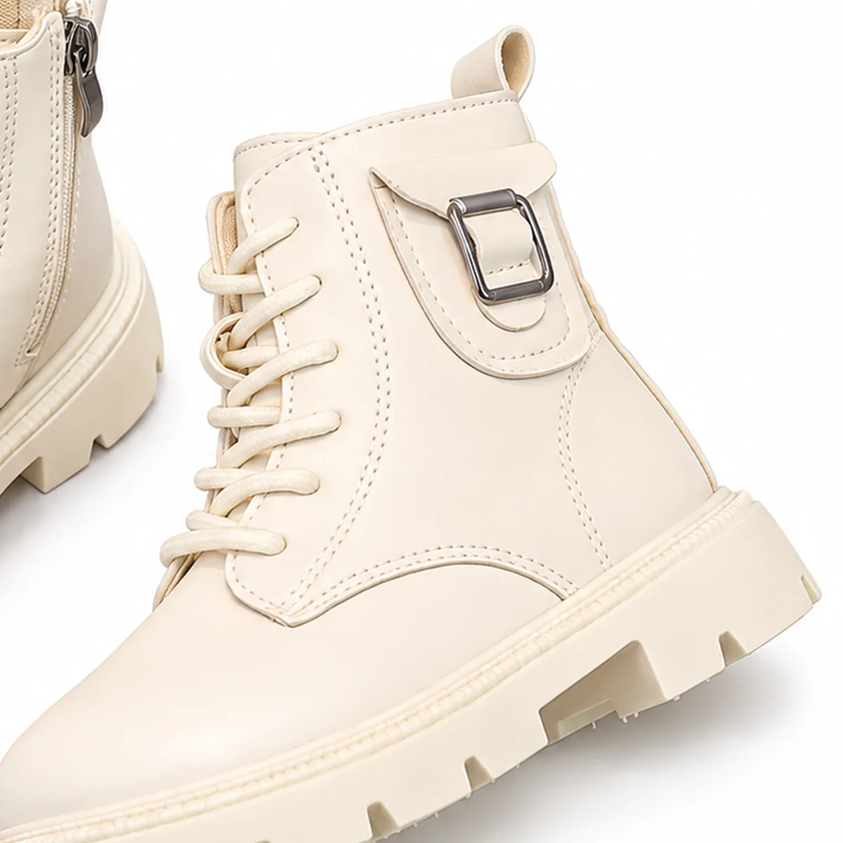 detail de la boucle et des lacets des bottines beige ivoire