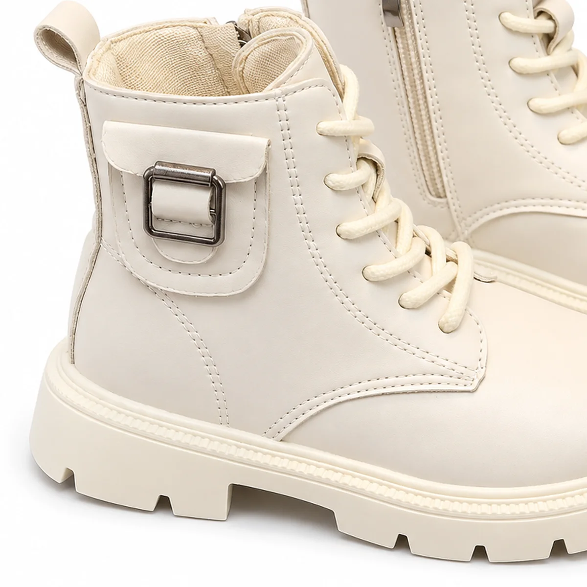 detail de la boucle et des lacets des bottines beiges non fourrees a zip