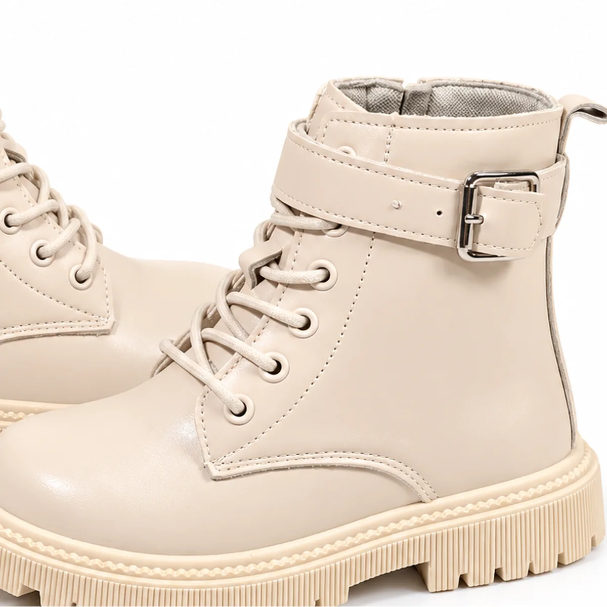 detail de la bride et des lacets des bottines fille beiges non fourrees