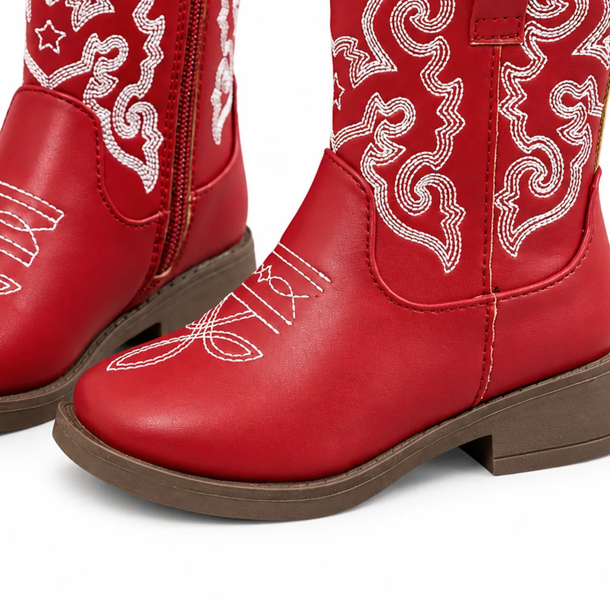 detail de la matiere et de la semelle des bottines cowboy fille rouges brodees