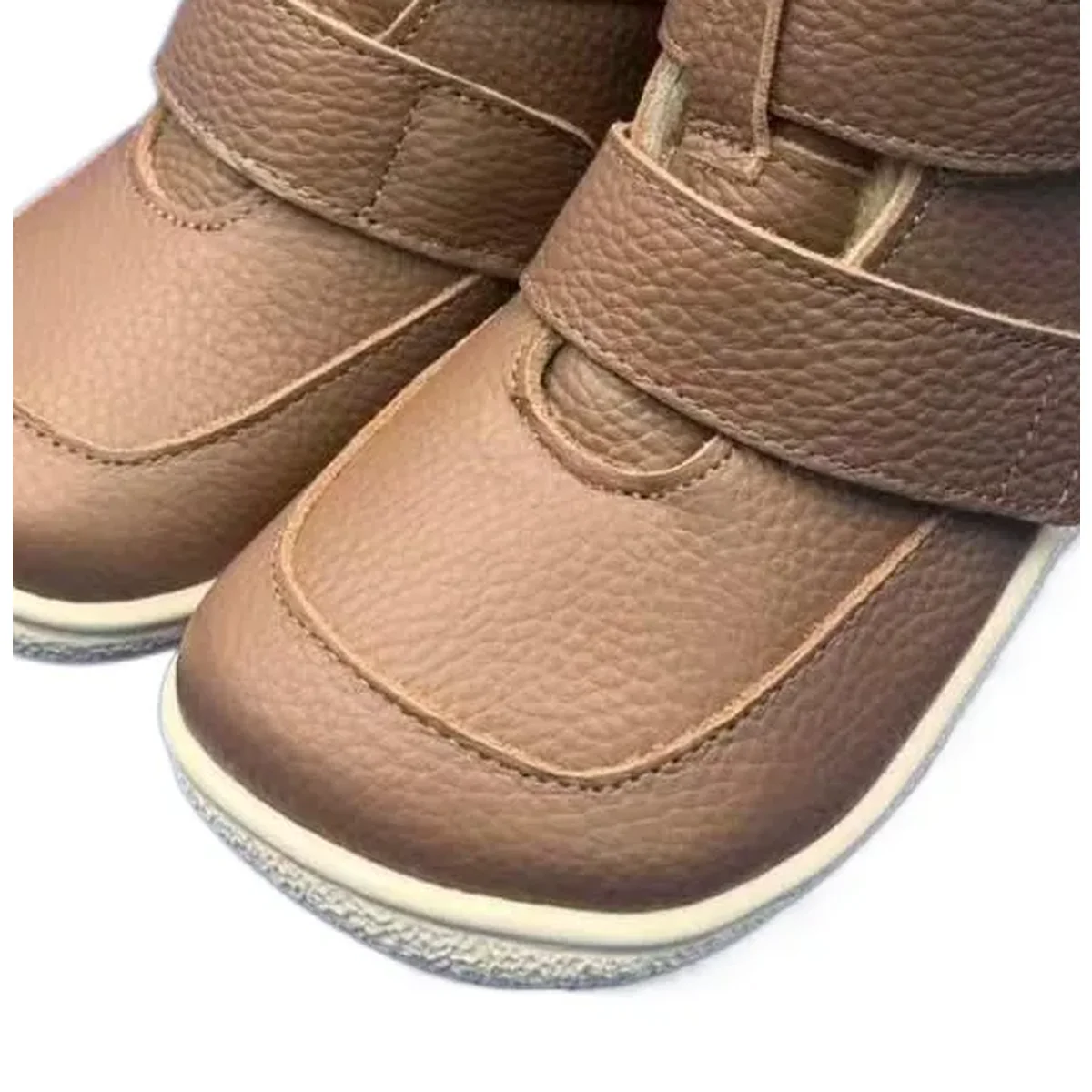 detail de la matiere et de la semelle des bottines enfant cafe clair fourrees a double scratch