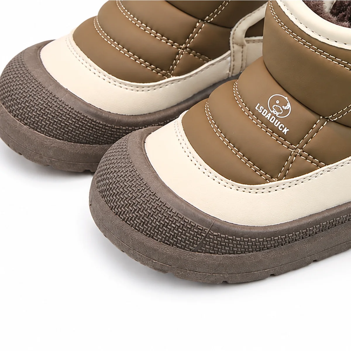 detail de la matiere et de la semelle des bottines enfant marron fourrees a scratch