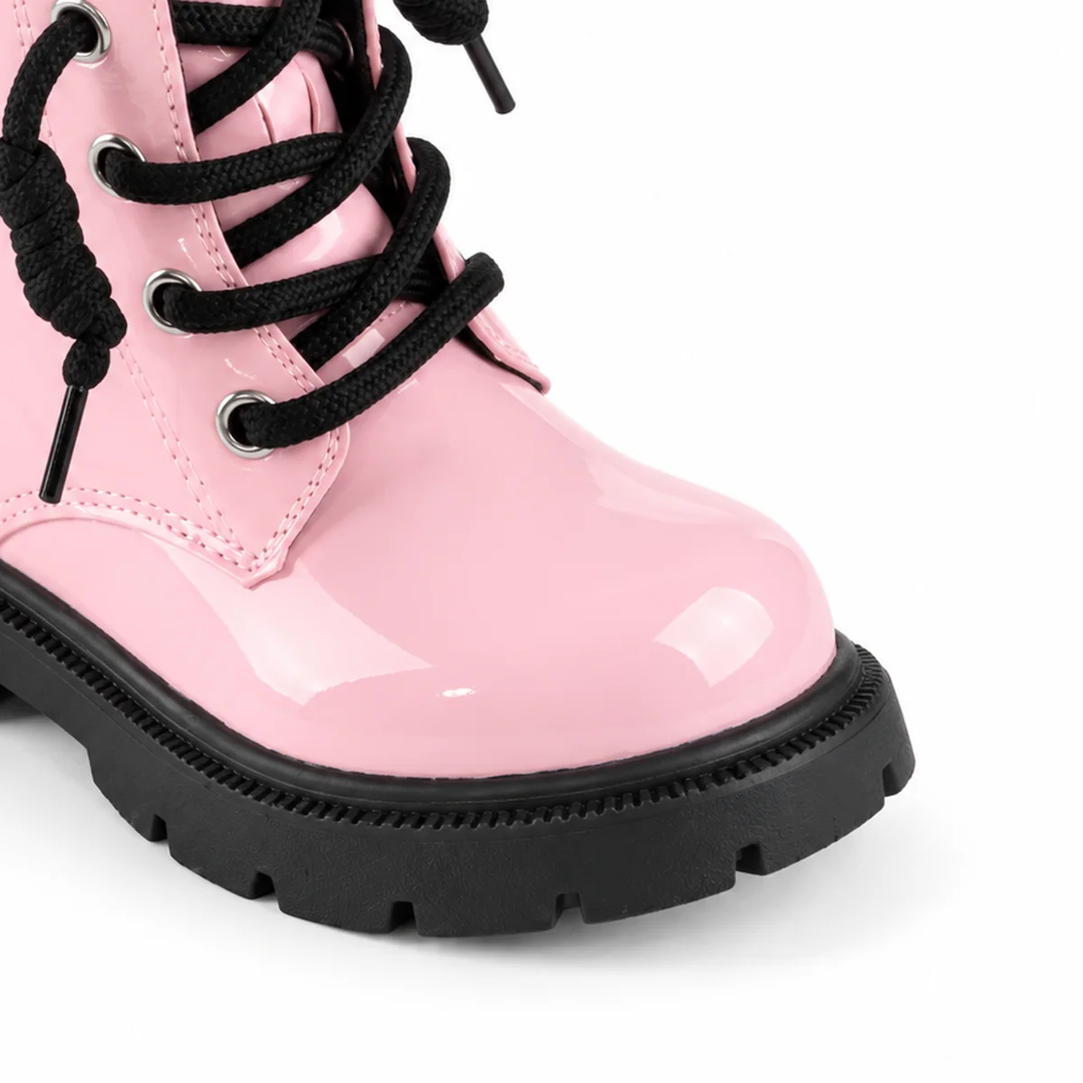 detail de la matiere et de la semelle des bottines enfant roses a lacets et zip