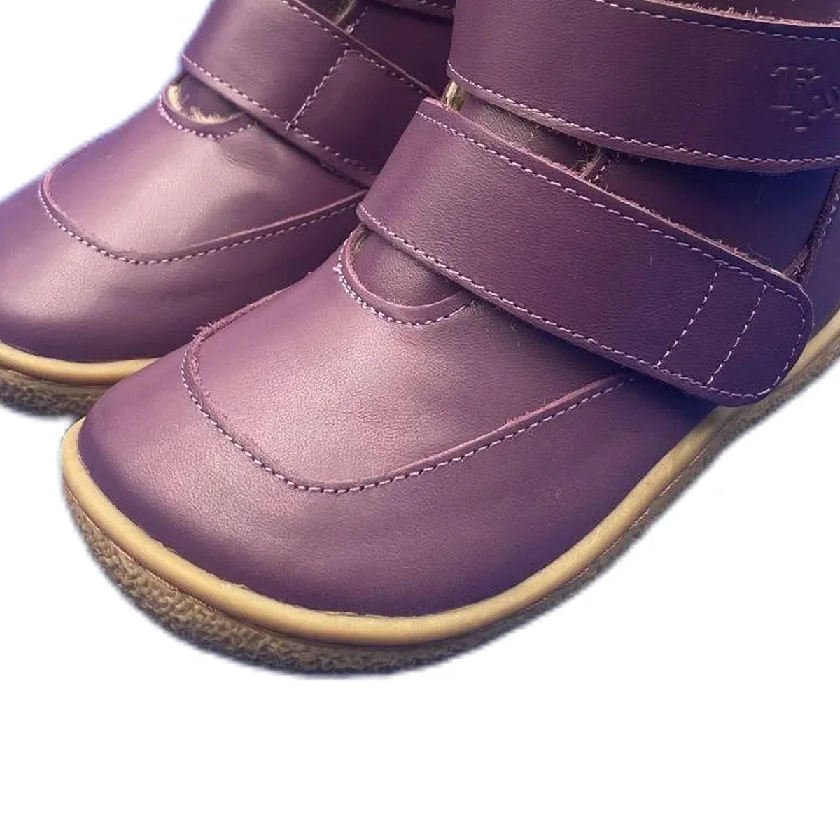 detail de la matiere et de la semelle des bottines enfant violettes fourrees a double scratch