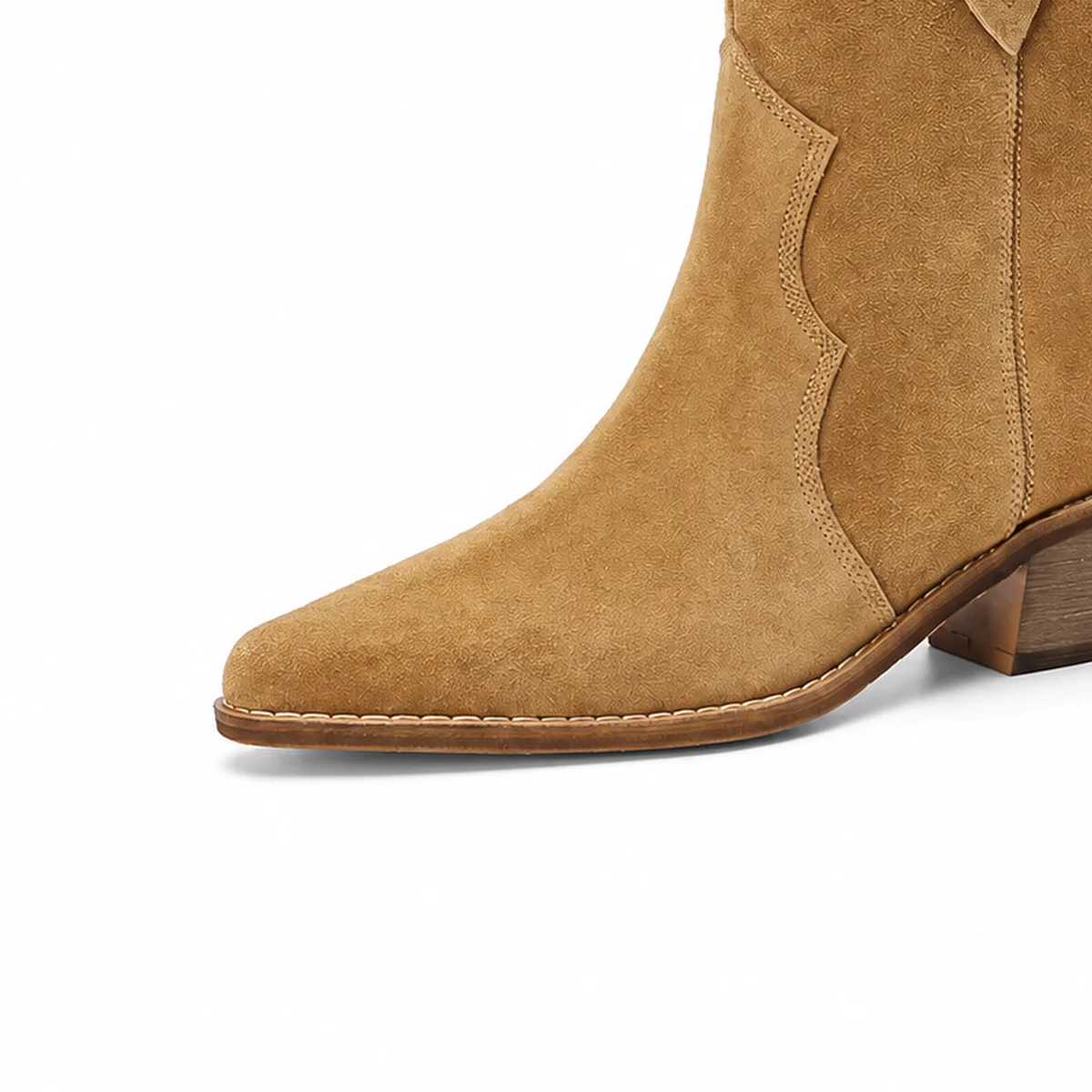 detail de la matiere et de la semelle des bottines femme marron western non fourrees