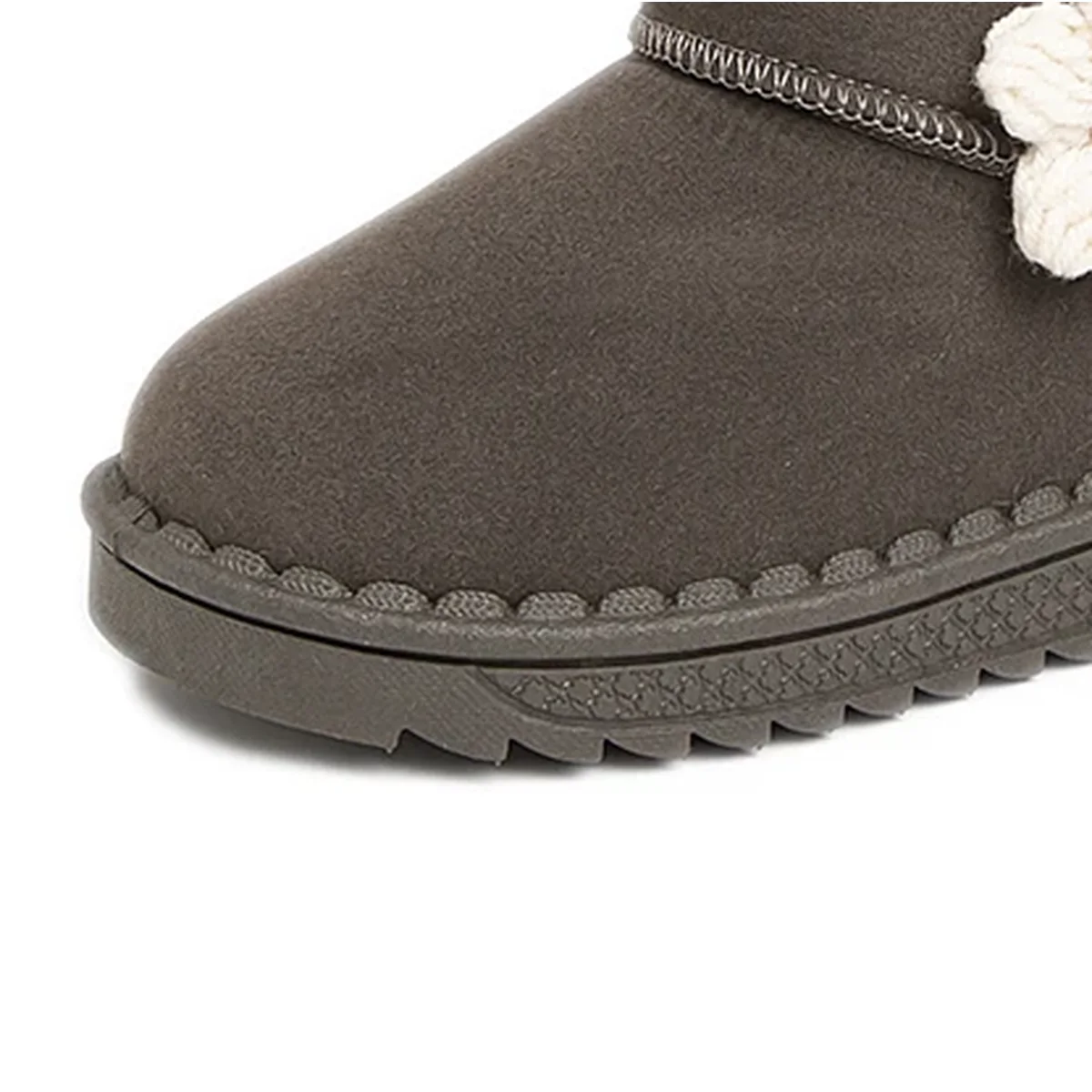 detail de la matiere et de la semelle des bottines fille grises fourrees a fleur
