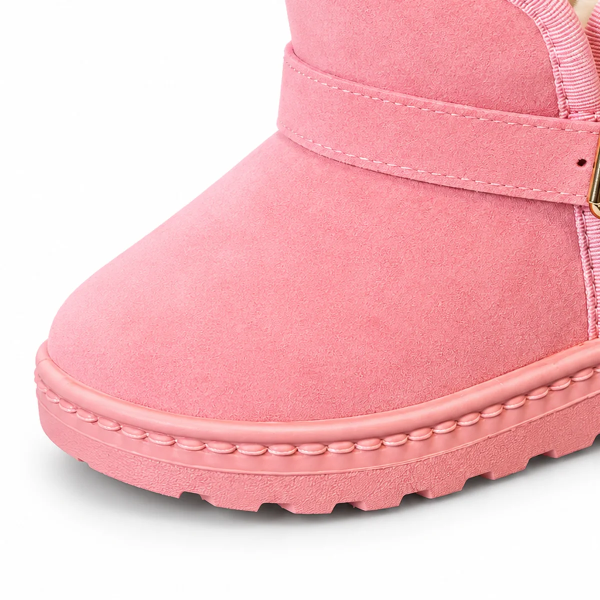 detail de la matiere et de la semelle des bottines fille roses fourrees a bride et boucle