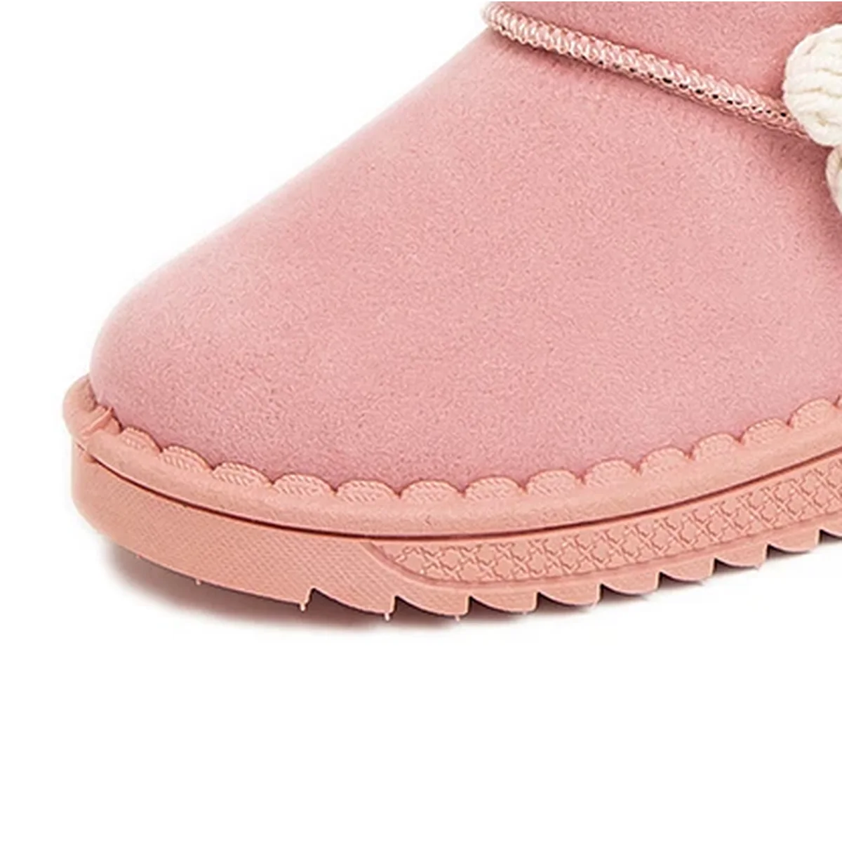 detail de la matiere et de la semelle des bottines fille roses fourrees a fleur