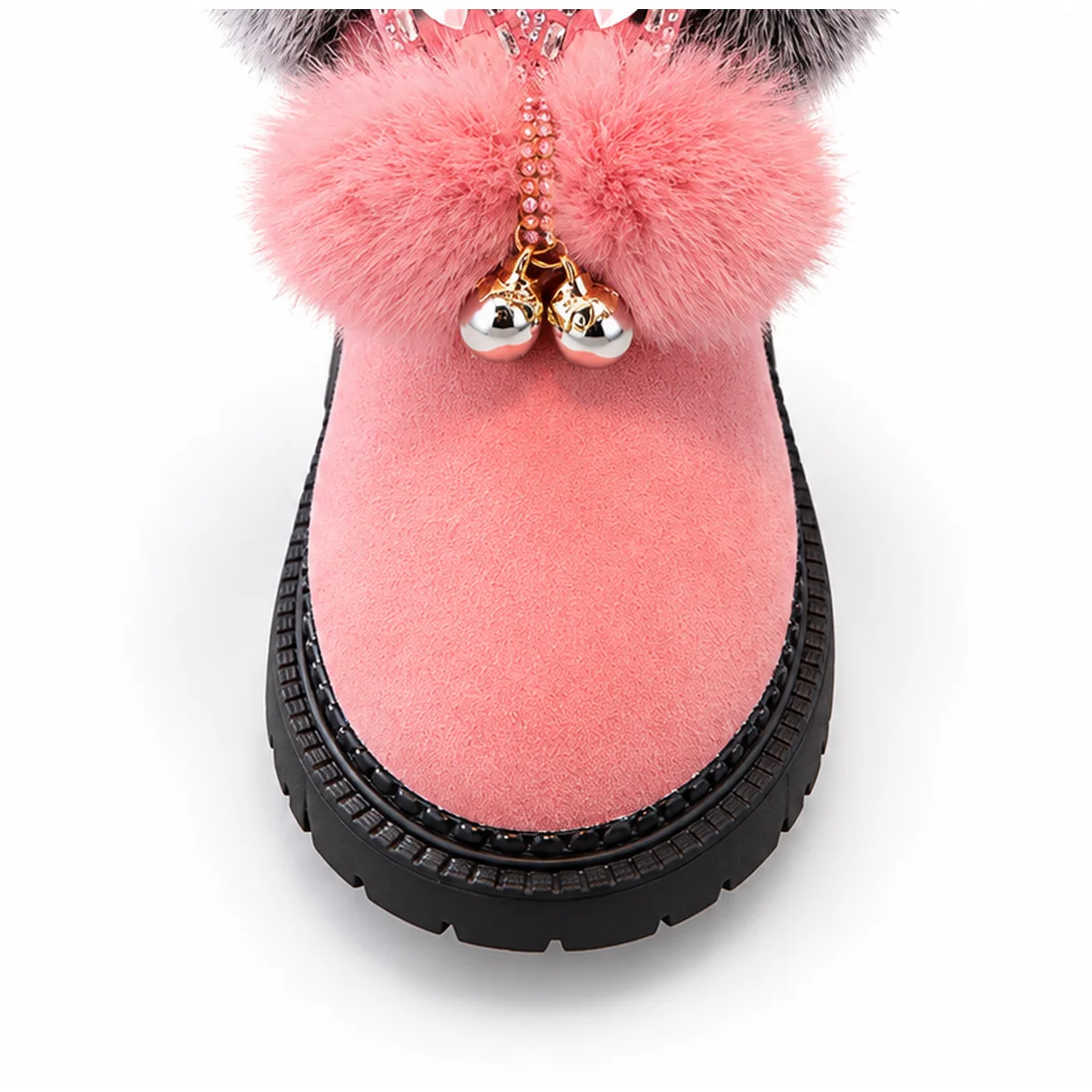 detail de la matiere et de la semelle des bottines fille roses fourrees a oreilles de lapin