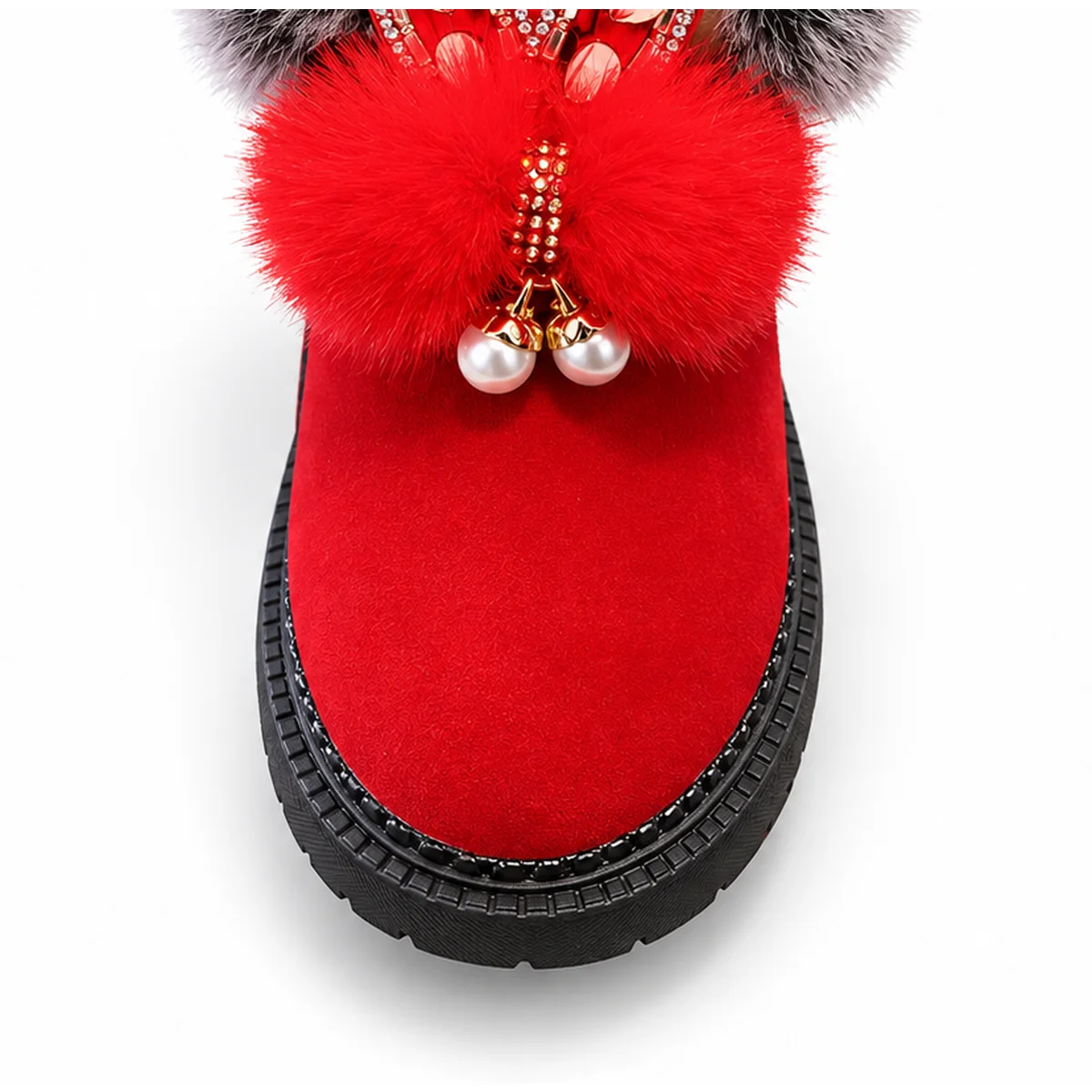 detail de la matiere et de la semelle des bottines fille rouges fourrees a oreilles de lapin